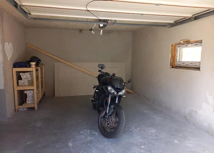 U Podnoza Zamku Chojnik *