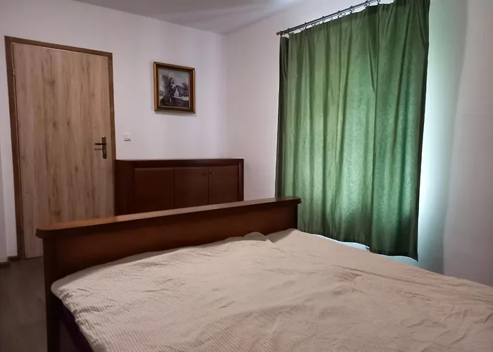 U Podnoza Zamku Chojnik * Еленя-Гура