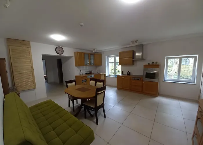 U Podnoza Zamku Chojnik Еленя-Гура